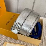 配全套包装礼盒 驢家新品 寬度40Mm 原單新品 專櫃在售男士腰帶 全新工藝壓格子文襯托小牛皮底 搭配經典鍍鈀字母扣 雙面可用 多色選