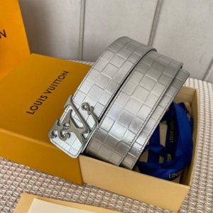 配全套包装礼盒 驢家新品 寬度40Mm 原單新品 專櫃在售男士腰帶 全新工藝壓格子文襯托小牛皮底 搭配經典鍍鈀字母扣 雙面可用 多色選