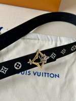 3.0宽Lv 双面荔枝腰带以新颖视角解读路易威登经典元素 Monogram Empreinte 压纹皮革含蓄流露品牌气息，翻转即现 Monogram 压花一面