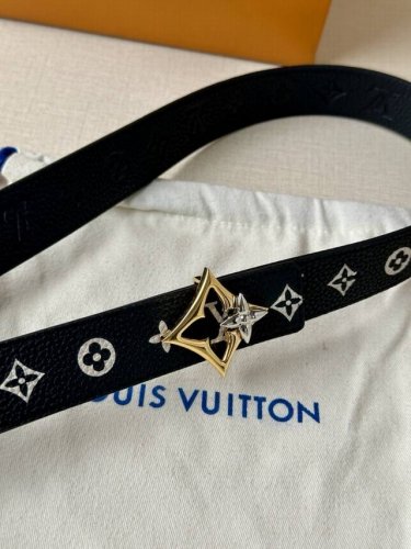 3.0宽Lv 双面荔枝腰带以新颖视角解读路易威登经典元素 Monogram Empreinte 压纹皮革含蓄流露品牌气息，翻转即现 Monogram 压花一面