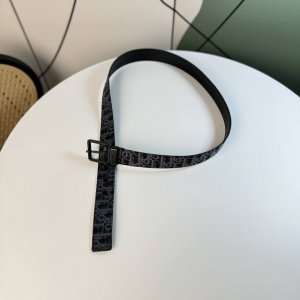 dio纯铜五金宽3.5Cm原单搭配原扣头，油边近乎完美，原产皮料定制，双面可用，质感无可挑剔！