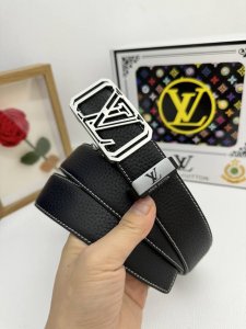 品名：Lv..路易..威登自动带 材质：原单牛皮腰带 百分百头层牛皮腰带保证真皮，24K纯钢扣，专柜原单品质、做工精细，时尚大牌，送人自用首选 包装： 请认准如