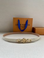 2.0宽 本款 Lv Iconic 双面腰带以纤细剪裁迎接新季，搭配标志性 Iconic 搭扣，无论展现 Monogram Reverse 帆布或素雅牛皮革，均