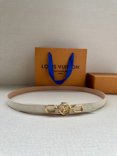 2.0宽 本款 Lv Iconic 双面腰带以纤细剪裁迎接新季，搭配标志性 Iconic 搭扣，无论展现 Monogram Reverse 帆布或素雅牛皮革，均