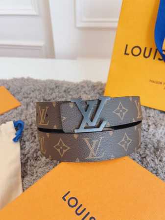 Lv3.5Cm宽度m8362 双面可用 拉丝枪色经典字母搭扣 采用细腻进口原厂小牛皮 一面咖色老花标志性图案 - 点击图像关闭