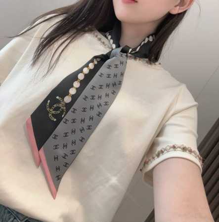 两色现货小珍珠 专柜同款！香奈儿束发带 飘带款！可当小围巾，绑头发，绑手袋，绑在手腕装饰！多功能随便你搭配！双面斜纹真丝！规格6*120！ - 点击图像关闭