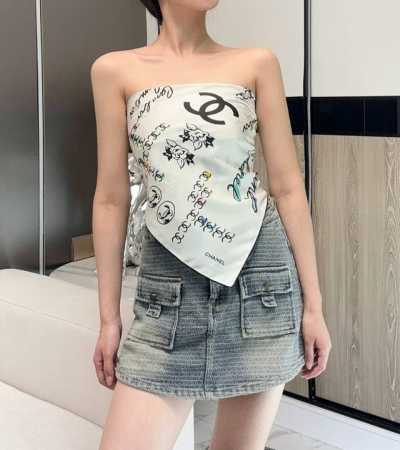 双C涂鸦配饰 白色 Size：90X90Cm 100%真丝斜纹,18Mm原单克重！精致手工卷边。简笔手绘涂鸦 轮廓清晰，优秀质地造就不平凡的质感，涂鸦风时尚感拉 - 点击图像关闭