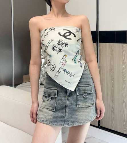 双C涂鸦配饰 白色 Size：90X90Cm 100%真丝斜纹,18Mm原单克重！精致手工卷边。简笔手绘涂鸦 轮廓清晰，优秀质地造就不平凡的质感，涂鸦风时尚感拉