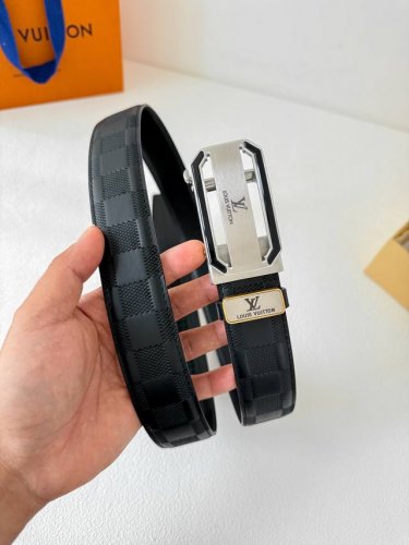 品名：Lv..路易..威登 腰带原单自动带 皮带 型号：自动扣，纯钢材质自动扣，头层牛皮自动带身，实物拍摄 材料：百分百头层牛皮，保证真皮。24K纯钢扣，永不掉