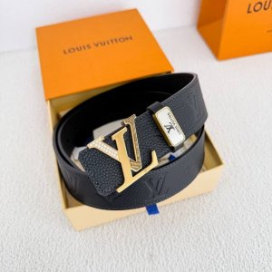 品名： Lv..路易..威登腰带皮带原单 型号：挂扣，经典纯钢材质镶钻挂扣，头层牛皮，图片实物拍摄 材料：头层牛皮，挂扣系列，纯钢材质扣头，钯镀电镀工艺永不掉色