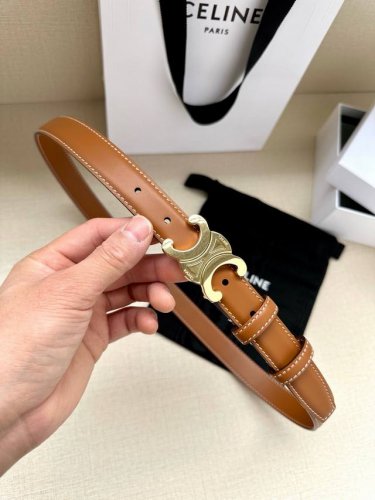 特 宽度2.5cm CELINE TRIOMPHE中号光滑进口牛皮革腰带 头层牛皮 中腰 宽度1英寸 2.5厘米 TRIOMPHE 配领扣带扣 编号：45AK9