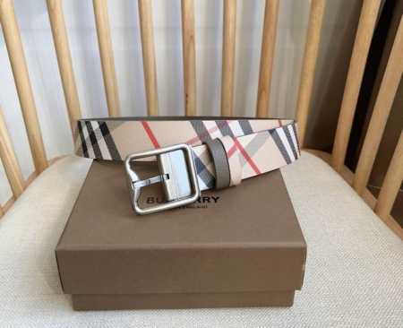 Burberry 巴宝莉专柜同步上新双面两用腰带 于意大利工坊精制而成 搭配镀钯金B字型扣环 一面装饰Burberry格纹 另一面为粒纹小牛皮材质 宽:3.5C - 点击图像关闭