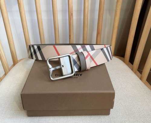 Burberry 巴宝莉专柜同步上新双面两用腰带 于意大利工坊精制而成 搭配镀钯金B字型扣环 一面装饰Burberry格纹 另一面为粒纹小牛皮材质 宽:3.5C