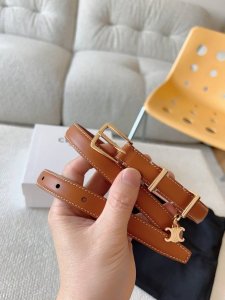 赛琳 Celine Elegant Charm Taurillon皮革腰带 设计独特 抛光金属精品针扣 简约而不简单 彰显品味 无论是休闲装还是正装 都能轻松驾