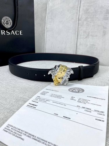 宽度4.0Cm Versace范思哲采用进口万象纹牛皮，此款平面腰带配有醒目的美杜莎头像搭扣，可为任何造型增添几分立体雅致效果。