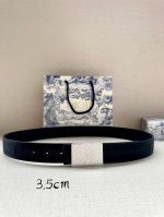 Dior 这款 35 毫米双面腰带结合典雅气质与摩登风范。双面设计，一面采用oblique 印花帆布，另一面则采用同色调粒面牛皮。长度可调节，可搭配各式 35