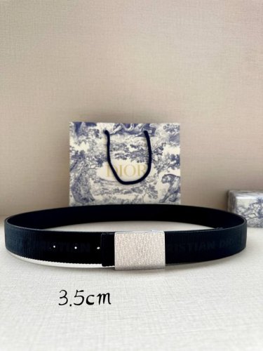 Dior 这款 35 毫米双面腰带结合典雅气质与摩登风范。双面设计，一面采用oblique 印花帆布，另一面则采用同色调粒面牛皮。长度可调节，可搭配各式 35