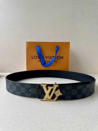 4.0宽Lv Flower 双面腰带取材 Monogram 涂层帆布，借背面皮革的 Lv Flower 压纹彰显 Pharrell Williams 设计的崭新