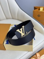 Lv 奢华款现代 饰以雅致大方的标志性 柔软结实的皮带 可搭配从礼服到休闲装各种服饰 宽度4.0Cm