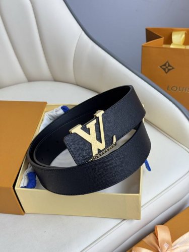Lv 奢华款现代 饰以雅致大方的标志性 柔软结实的皮带 可搭配从礼服到休闲装各种服饰 宽度4.0Cm