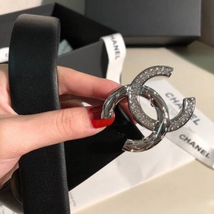 特P160 香奈儿 女款腰带 原单货品 宽度3.0Cm 双面原厂小牛皮，皮质柔软 细腻，手感好。多种扣头可选 ，精细做工。上身效果非常好