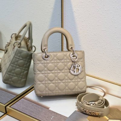 四格羊皮杏色 My Lady 字母系列羊皮金扣 每个女人一生中一定要有一个戴妃包 Lady 不同尺Size也都各有千秋 气质优雅的戴妃包加上了可爱的徽章元素 突