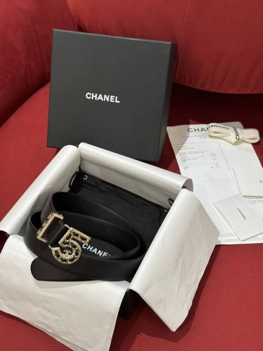 特 实拍新款3.0CHANEL香奈儿女士最新时尚款，顶级品质，正品开模高端定制皮料五金，定制纯钢五金扣头，带身采用松紧收腰设计风格达到修身效果，正品定位logo