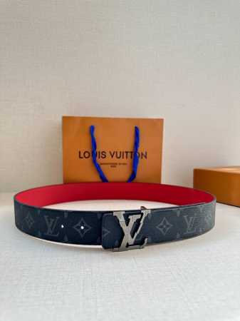 代购级 Lv男士腰带 本款 4.0宽 Lv Initiales 双面腰带拼合经典 Monogram 帆布和素色皮革，搭配中央 Lv 字母搭扣，为路易威登爱好者提 - 点击图像关闭