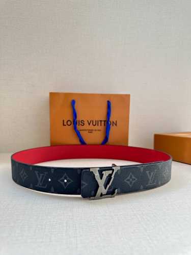 代购级 Lv男士腰带 本款 4.0宽 Lv Initiales 双面腰带拼合经典 Monogram 帆布和素色皮革，搭配中央 Lv 字母搭扣，为路易威登爱好者提