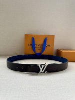 lv 3.4宽 Attract 双面腰带拥有微弧形边缘和摩登形状末端，再为金属 Lv 搭扣融入螺旋结构。经典色彩和不同纹理呈现两式风尚，实现多种造型可能