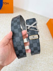 品名： Lv..路易..威登腰带皮带原单 型号：挂扣，经典纯钢材质挂扣，头层牛皮，图片实物拍摄 材料：头层牛皮，挂扣系列，纯钢材质扣头，钯镀电镀工艺永不掉色。原