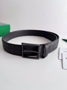 特 P250 Bv 新款男士宽版编织腰带 纯手工Intreccio大格子编织 双面意大利小牛皮搭配枪色方形针扣 侧面有标示 宽度40Mm 颜色: 咖啡色