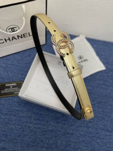 品牌 香奈儿女带 特 P200 描述 双面原版皮可调节式皮带，小牛皮材质，配有钯金色和银色钢金属扣 牛皮材质 不锈钢 香奈儿扣 2.0厘米 意大利制造 腰带为意