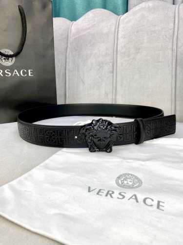 宽度4.0Cm Versace 范思哲 此款古希腊回纹皮带饰有Versace品牌标志：3D美杜莎皮带扣，这也是Palazzo系列的一部分。