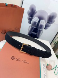 Loro Piana诺悠翩雅经典男士休闲腰带，柔软alsavel制成，牛剖层绒面革，镀钯金属扣带有Loro Piana标志。3.5㎝宽，