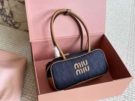 配盒 Size：28*12Cm Miumiu保龄球 公文包 Miu又来抢钱了新款帆布公文包 来咯 ！ 背起来都很Nice 哦 出场就是Miumiu小公主！ - 点击图像关闭
