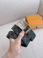 配全套包装礼盒 Lv 全新入门级款式，丰富了帆布腰带系列，同时饰有Damier Graphite格纹。Damier帆布腰带，小牛皮内衬 - 明亮镀钯黄铜搭扣 -