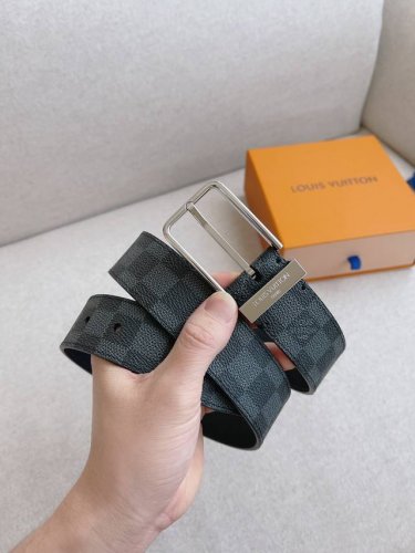 配全套包装礼盒 Lv 全新入门级款式，丰富了帆布腰带系列，同时饰有Damier Graphite格纹。Damier帆布腰带，小牛皮内衬 - 明亮镀钯黄铜搭扣 -