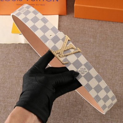 特 此款腰带金色白色的字母带扣璀璨夺目，以防水牛皮衬里，再覆以 Monogram 帆布，宽度:4.0宽 是牛仔裤的理想之选。