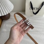 特 Loewe经典牛皮革腰带，亮面Loewe几何腰带扣。宽1.5Cm，Zp开发，细节精致。罗意威这款皮带旁人看到的像是条形码，自己低头看是她的Logo，太喜欢这