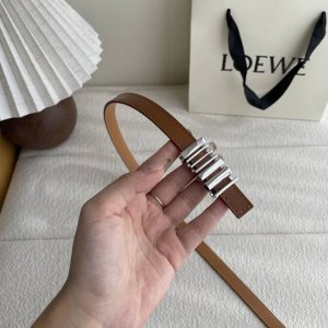 特 Loewe经典牛皮革腰带，亮面Loewe几何腰带扣。宽1.5Cm，Zp开发，细节精致。罗意威这款皮带旁人看到的像是条形码，自己低头看是她的Logo，太喜欢这