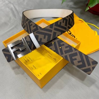 Fendi 芬迪 专柜同款 宽4.0Cm 双环正反用腰带 Ff按钉搭扣 白色cuoio Romano皮革材质 反面面料带有烟草黄和黑色ff图案 黑色珐琅金属饰面