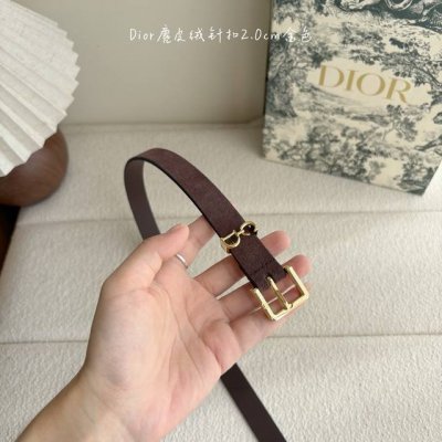 这款马鞍Loo腰带是2025系列全新单品，采用绒面小牛皮革等材质精心制作，搭配Cd针扣，饰以Cd标志腰带环提升格调，致敬马鞍标识。可与经典西装外套、连衣裙或牛仔