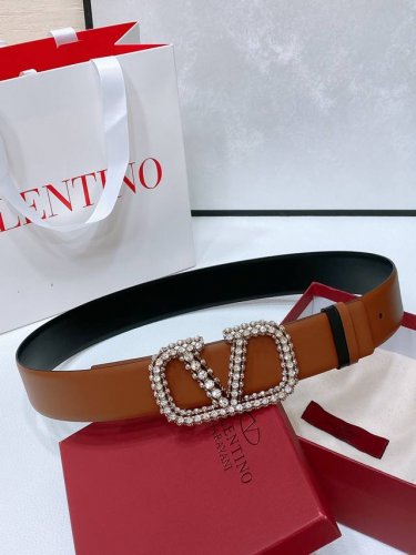 黄铜Vlogo Signature搭扣 -外层金属质感小牛皮 -内部亮面小牛皮 -宽度：4厘米 Vlogo Signature可双面佩戴小牛皮腰带