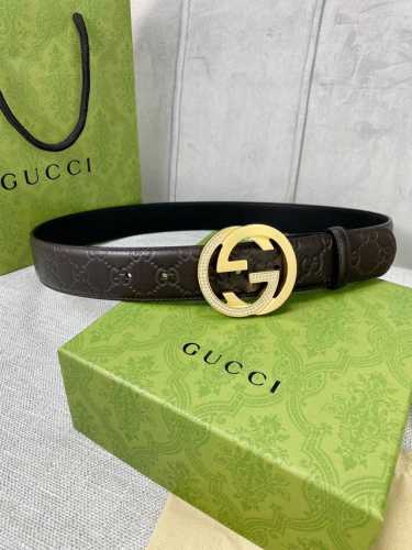 带宽4.0Cm Gucci 互扣式双G原单镶钻钢扣腰带，采用热压印技术的Gucci Signature皮革精制而成，触感厚实，印花图案清晰分明。五金厚度：6.0
