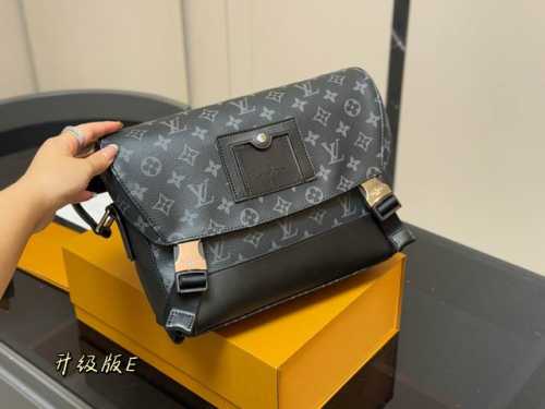 配折叠盒 Size：28*25Cm Lv 男士邮差包 Voyager邮差包 结构和辅料都时尚青春化， 包包的大小尺码刚刚好， 手感很软！但是很型哦！ 搜索Lv