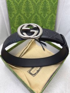 古驰：原单头层牛皮压花面，内衬头层牛皮平纹底．搭配原单扣．此款腰带双面采用意大利原定厂制进口牛皮带身 ，对专版柜足宽4.0宽