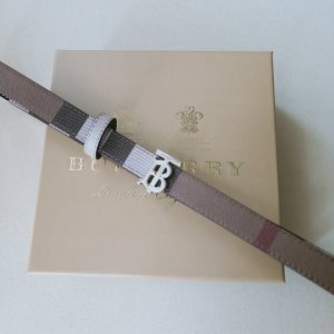 品牌:博柏利 价格 尺寸:带宽20Mm 正品尺寸 五金材质:专柜精品扣，真空电镀，工艺精细 带身材质:天然头层牛皮，质感十足，手感柔软。时尚个性，经典百搭！可自