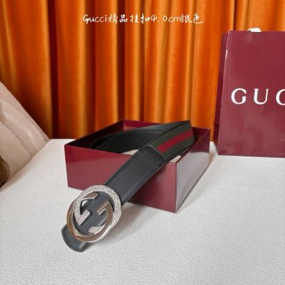 Gucci2025秋冬新作，这款腰带采用红绿织带与黑色牛皮革，搭配可拆卸互扣式双G搭扣，双面可用，潮流时尚。