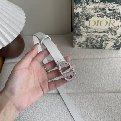 这款Dior带身采用光滑牛皮精心制作，饰以经典的金属Cd扣，密镶以小钻。款式突显腰部曲线，彰显优雅气质，可与牛仔裤、半身裙或连衣裙搭配。